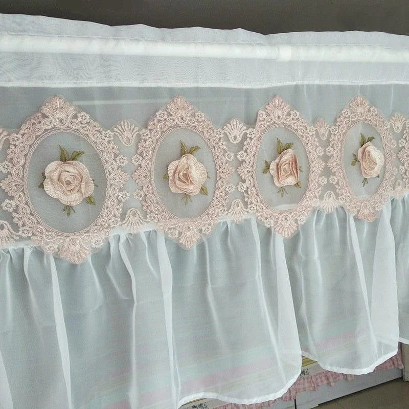 Rideau élégant avec broderies de roses et bordure ornée pour décoration intérieure chic. Convient parfaitement pour ajouter une touche romantique et raffinée à une chambre ou un salon. Artisanal et délicat, ce rideau allie style et charme classique. Idéal pour ceux qui cherchent à embellir leur espace de vie avec une touche florale subtile.