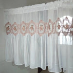 Rideau de cuisine élégant avec broderies florales roses, idéal pour ajouter une touche de charme et de raffinement à votre intérieur. Ce rideau offre une ambiance douce et lumineuse, parfait pour embellir vos fenêtres tout en préservant votre intimité. Accessoire décoratif unique pour une décoration tendance et chaleureuse.