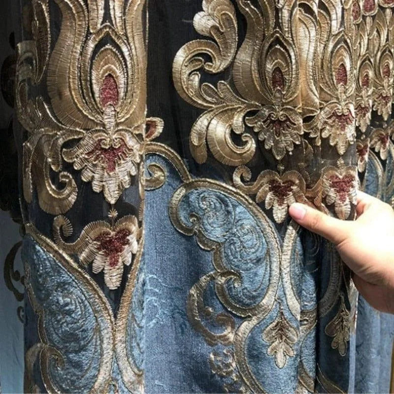 Rideau avec broderies élégantes et motifs floraux baroques, idéal pour ajouter une touche de luxe à votre salon ou chambre. Design riche en détails et en couleurs, parfait pour une décoration intérieure sophistiquée. Adapté pour fenêtres de grandes et moyennes dimensions.