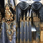 Rideau élégant avec motifs brodés dorés et détails en perles, idéal pour un intérieur raffiné. Ce rideau bleu marine rehausse l'élégance de votre salon ou chambre avec son design luxueux. Décoration sophistiquée, repliée avec soin pour un effet volumineux et opulent. Embellissez votre espace de vie avec ce rideau ornemental.