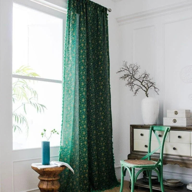 Rideau vert à motifs pour salon élégant et moderne, apportant une touche de couleur et de sophistication à une décoration intérieure lumineuse. Accessoire chic près d'une fenêtre, idéal pour filtrer la lumière tout en embellissant votre espace de vie.