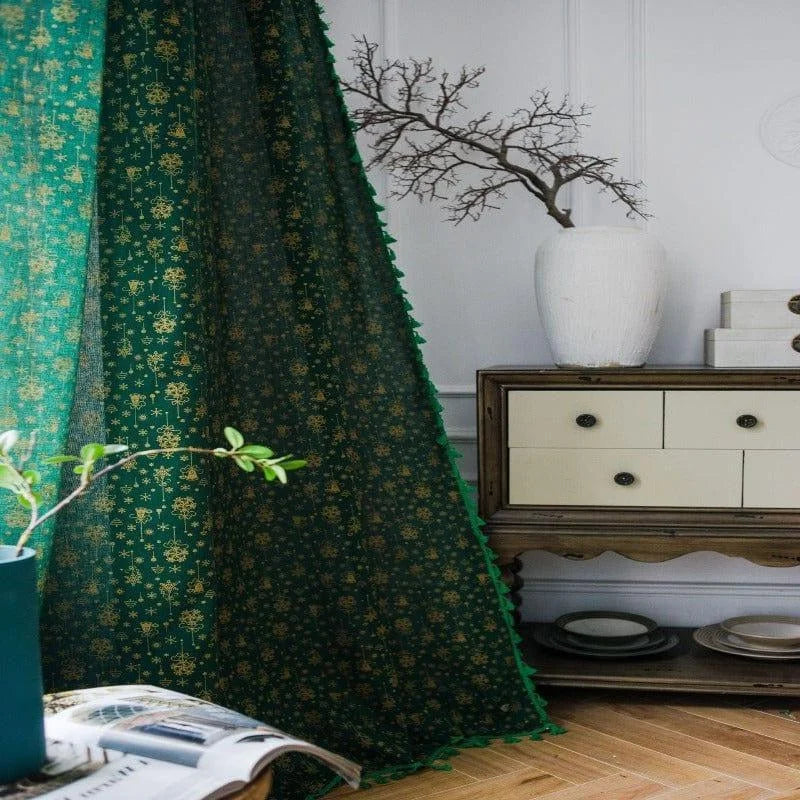 Rideau décoratif vert avec motifs dorés, idéal pour apporter une touche d'élégance à votre intérieur. Parfait pour le salon ou la chambre, ce rideau ajoute du style tout en améliorant l'ambiance de votre espace. Transformez votre décoration avec cet accessoire chic et intemporel.