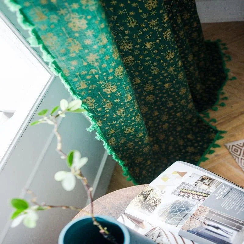 Rideau élégant vert avec motifs dorés, idéal pour une décoration intérieure raffinée. Cette pièce apporte une touche de sophistication et de charme à toute pièce. Parfait pour un salon ou une chambre à coucher, ce rideau accentue la luminosité et le style de votre espace.