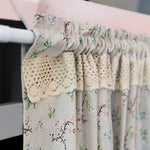 Voilage de fenêtre avec motif floral, bordé de dentelle élégante. Rideau décoratif idéal pour ajouter une touche vintage et charmante à votre intérieur, parfait pour les cuisines ou salons. Design attrayant avec détails floraux subtils et finitions soignées. Transformez votre espace avec ce rideau à la fois fonctionnel et esthétique.