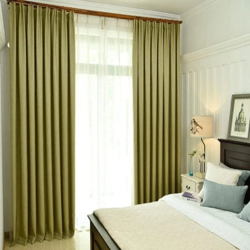 Rideaux élégants de couleur vert olive dans une chambre moderne et lumineuse, complétant la décoration intérieure avec un design épuré et apaisant, idéaux pour un style contemporain et chaleureux.