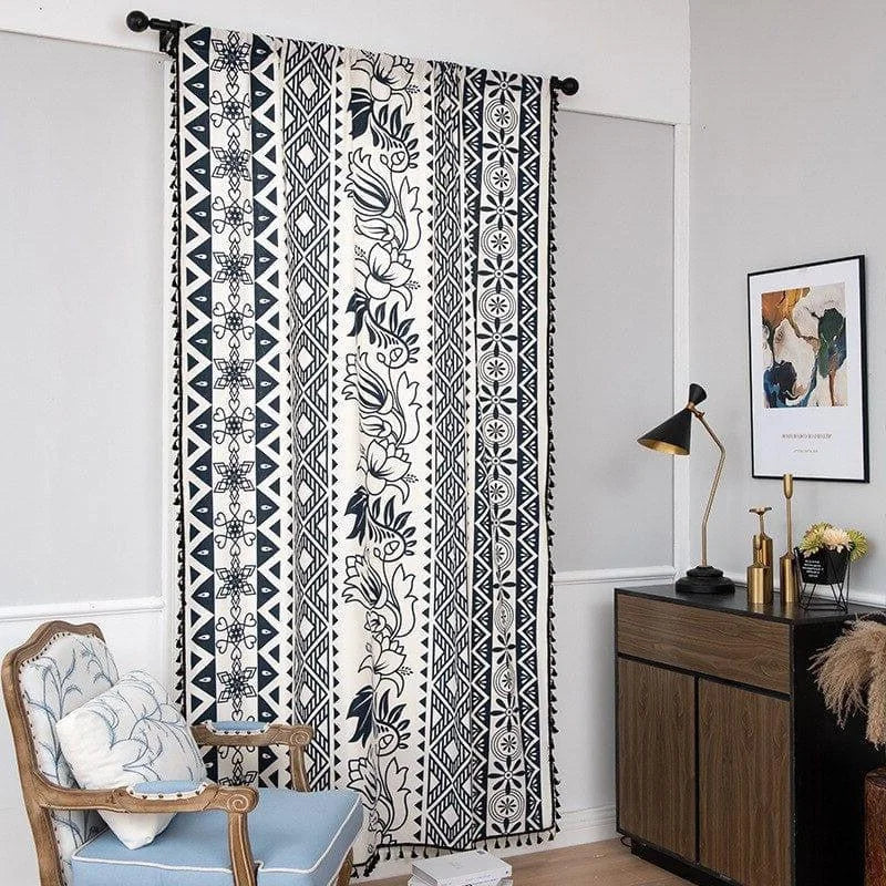Rideau à motifs ethniques noirs et blancs, élégant et moderne, idéal pour décorer un salon ou une chambre. Ce rideau apporte une touche de style et de caractère à votre intérieur tout en maintenant une ambiance chaleureuse. Accessoire parfait pour rehausser et personnaliser votre espace de vie.
