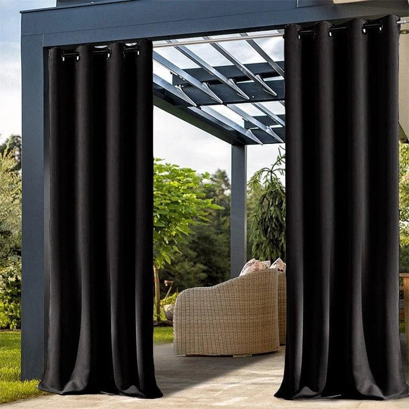 Rideaux extérieurs élégants de couleur noire, parfaits pour ajouter une touche moderne et sophistiquée à votre pergola ou terrasse. Ces rideaux offrent une solution décorative et fonctionnelle, idéale pour créer un espace ombragé et intime lors de vos moments de détente en extérieur. Transformez votre jardin en un havre de paix avec ces rideaux contemporains qui s'intègrent harmonieusement dans tout environnement extérieur.