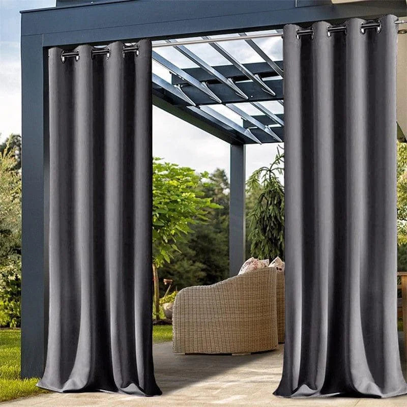 Rideaux d'extérieur élégants et modernes pour terrasse, offrant une solution idéale pour créer un espace ombragé et intime. Parfaits pour parer votre pergola et donner une allure sophistiquée à votre jardin. Ces rideaux résistants sont conçus pour améliorer votre espace extérieur avec style et fonctionnalité.