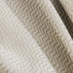 Texture textile avec motif chevron gris clair, idéale pour décoration intérieure moderne et élégante, offrant un style sophistiqué pour rideaux, coussins ou ameublement.