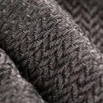 Gros plan sur un textile avec motif tissé gris, idéal pour ajouter une touche élégante et moderne à tout intérieur ou vêtement, soulignant une qualité de fabrication soignée.