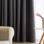 Rideaux opaques noirs pour salon, ambiance moderne et élégante. Design chic complétant le mobilier clair et décor minimaliste. Parfait pour bloquer la lumière et améliorer l'intimité de la pièce. Accessoire idéal pour un intérieur sophistiqué et cosy.