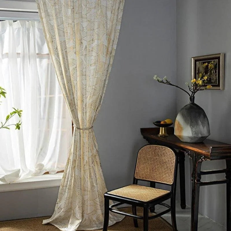 Rideau décoratif beige à motifs géométriques, idéal pour un salon moderne. Ce rideau apporte une touche élégante à votre intérieur en douceur. Accessoire de maison parfait pour une ambiance chaleureuse et stylée.
