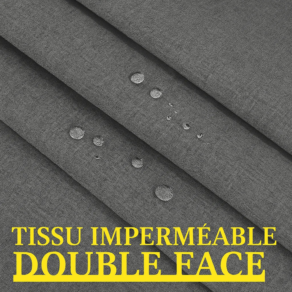 Gros plan sur un tissu imperméable double face gris avec des gouttelettes d’eau visibles, démontrant la haute résistance à l’humidité.