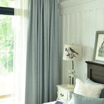 Rideaux opaques gris pour chambre moderne, offrant une élégante obscurité et un style intemporel. Idéal pour ajouter une touche de sophistication à votre décoration intérieure. Accessoire parfait pour filtrer la lumière extérieure tout en rehaussant l'esthétique de votre espace de vie.
