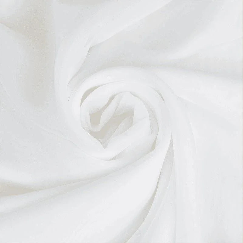 Textile blanc, élégant et fluide, parfait pour la création de vêtements sophistiqués ou de décoration intérieure, offrant une apparence chic et raffinée, idéal pour les projets de couture modernes.