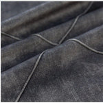 Image d'un tissu de couleur sombre avec texture visible et finitions soignées, idéal pour créations vestimentaires modernes et élégantes. Parfait pour ceux cherchant un style unique et sophistiqué. Adapté pour confection de vêtements tendance et résistants.