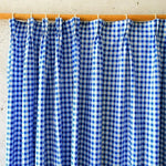Rideau à carreaux bleus et blancs, idéal pour ajouter une touche de charme rustique à votre intérieur. Accessoire décoratif parfait pour la cuisine ou le salon, ce rideau offre un style intemporel tout en apportant de la couleur et de l'élégance à votre espace. Adapté à différents types de tringles grâce à ses attaches pratiques.