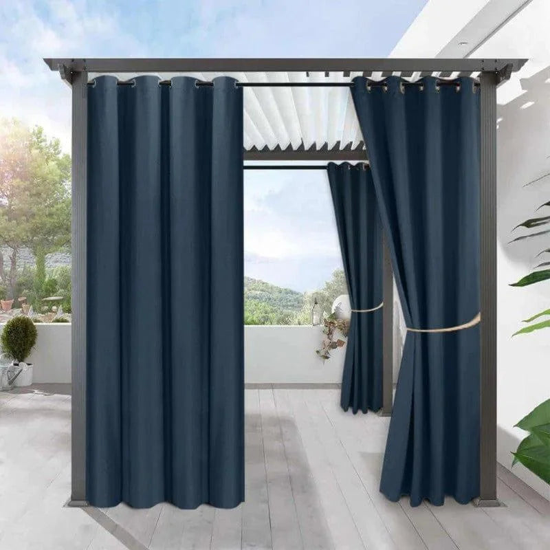 Panneaux de rideaux bleu marine élégants pour pergola extérieure, offrant intimité et protection contre le soleil, parfaitement adaptés pour une terrasse moderne.