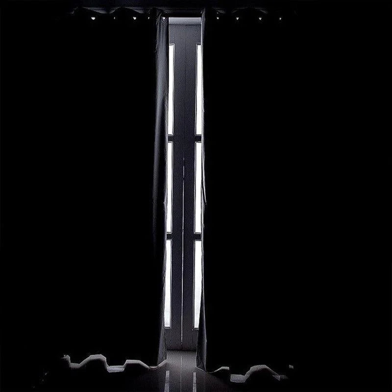 Rideaux noirs occultants pour un sommeil paisible. Optimisez votre intimité et bloquez efficacement la lumière avec ces rideaux élégants et fonctionnels. Parfaits pour les chambres ou les salons, ces rideaux ajoutent une touche moderne et sophistiquée à votre intérieur. Faciles à installer et à entretenir, ils sont l'ajout idéal pour toute maison.