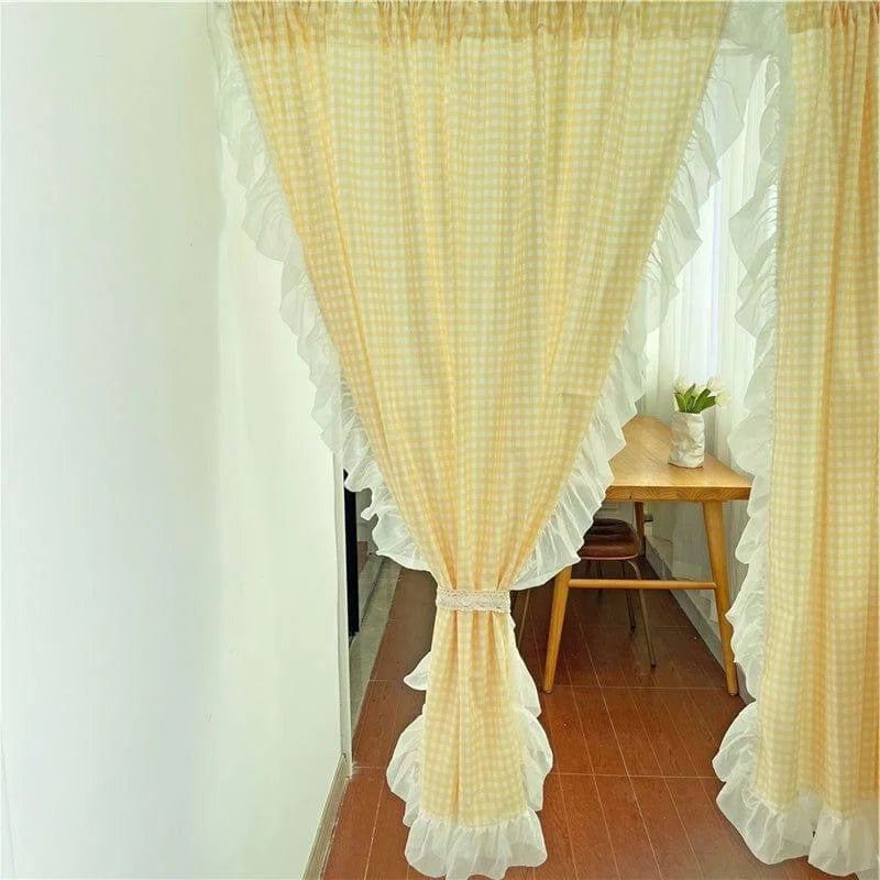 Rideau à carreaux jaunes et blancs avec volants, idéal pour embellir une chambre ou un salon. Décoration élégante pour une ambiance lumineuse et accueillante. Parfait pour ajouter une touche vintage à votre intérieur.