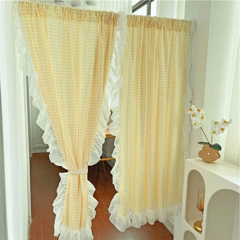 Rideaux décoratifs élégants, à carreaux jaunes, parfaits pour ajouter une touche vintage à votre intérieur. La finition à volants apporte une note romantique, idéale pour les salons ou chambres lumineuses. Transformez l’atmosphère de votre pièce avec ces rideaux au style charmant et accueillant.