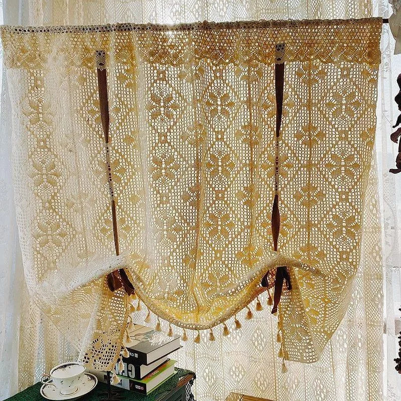 Rideau décoratif en dentelle avec motifs floraux pour fenêtres, ajoutant une touche élégante et rétro à votre intérieur. Parfait pour créer une ambiance chaleureuse et intime dans votre maison. Idéal pour le salon et la chambre. Accessoire de décoration raffiné, ce rideau se marie bien avec un style vintage ou bohème.