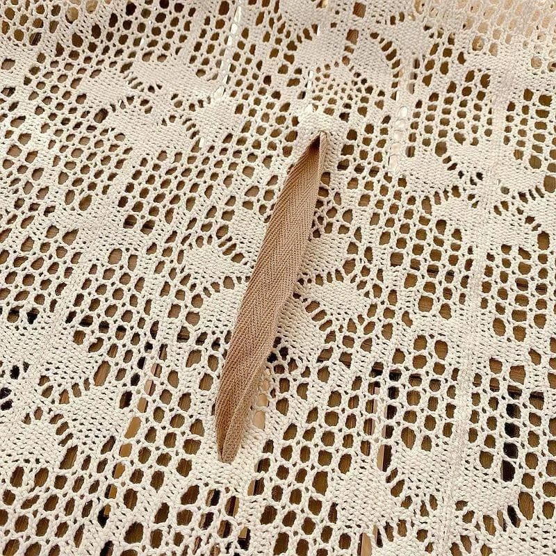 Tissu ajouré beige avec motif géométrique élégamment conçu pour une décoration intérieure raffinée. Accessoire polyvalent parfait pour sublimer vos projets créatifs et ajouter une touche d'élégance à votre environnement.