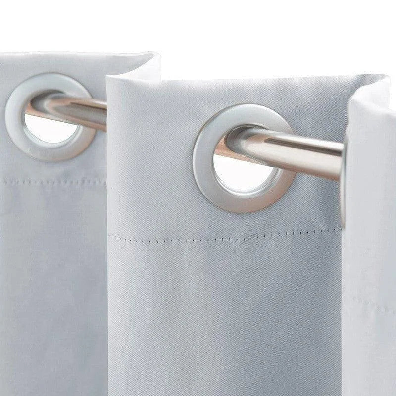 Rideau élégant blanc avec œillets métalliques pour tringle, idéal pour une décoration moderne et lumineuse de salon ou chambre, facile à installer et ajuster.