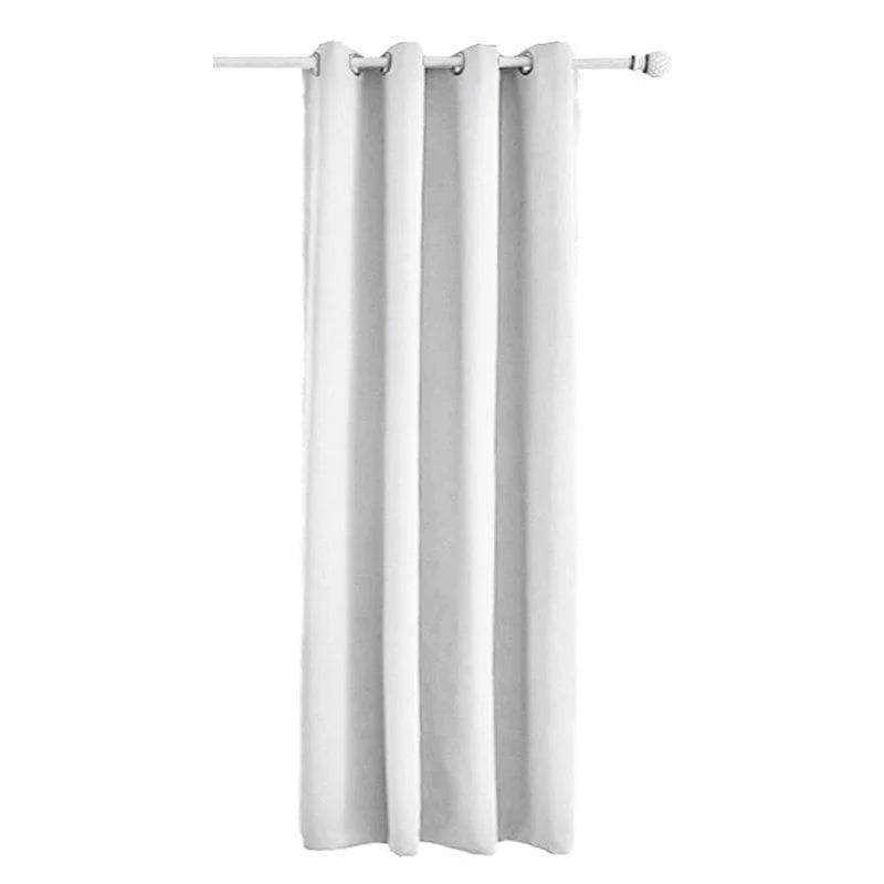 Rideau occultant blanc élégant avec œillets, idéal pour la décoration intérieure. Ce rideau améliore l'esthétique de votre salon ou chambre tout en assurant l'intimité et le contrôle de la lumière. Facile à installer sur une tringle standard. Convient parfaitement pour une ambiance moderne et épurée.
