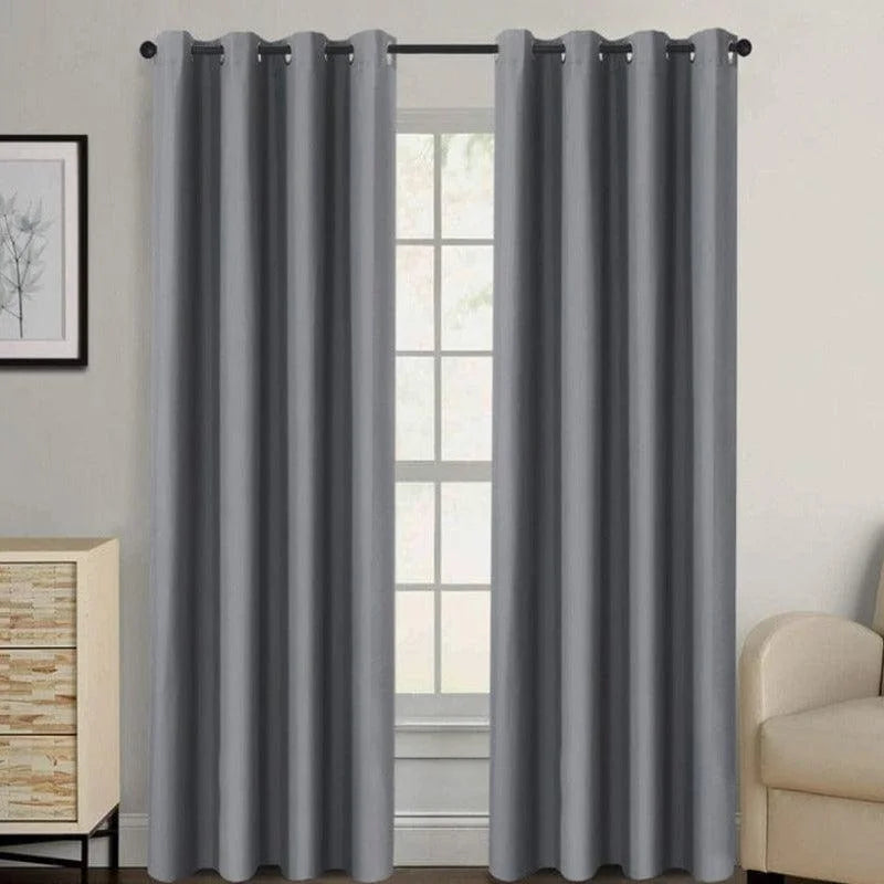 Rideaux gris modernes pour salon, offrant une ambiance élégante et contemporaine. Ces rideaux occultants sont idéaux pour filtrer la lumière et apporter une touche de sophistication à votre intérieur. Avec leur design sobre, ils s'intègrent parfaitement dans tout type de décoration. Perfets pour optimiser le confort thermique et l'intimité de votre maison.