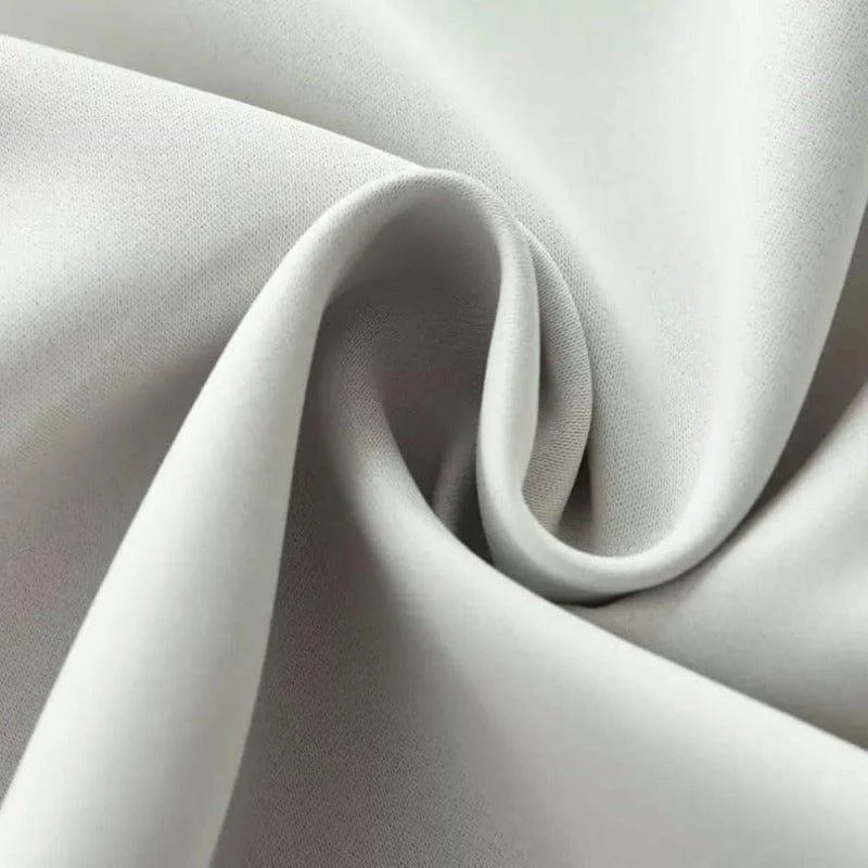 Texture délicate et élégante sur fond neutre, idéale pour les applications décoratives et les projets de design intérieur. Cette image illustre une torsion subtile, capturant la lumière de manière douce pour un look raffiné et moderne.
