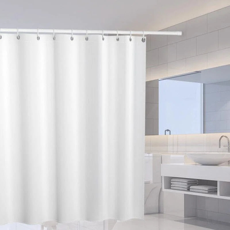 Rideau de douche blanc moderne dans une salle de bain lumineuse et élégante avec un miroir large et un lavabo design. Idéal pour une décoration minimaliste et épurée.