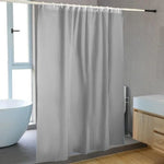 Rideau de douche gris moderne suspendu dans une salle de bain contemporaine, apportant une touche élégante et épurée à l'espace. Fenêtre lumineuse en arrière-plan, baignoire ovale et mobilier en bois clair complètent le décor harmonieux. Solution pratique pour embellir et protéger votre salle de bain.