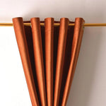 Rideau moderne couleur terre cuite avec œillets dorés, parfait pour ajouter une touche chaleureuse et élégante à votre décoration intérieure. Idéal pour le salon, la chambre ou toute autre pièce nécessitant une atmosphère accueillante et sophistiquée.