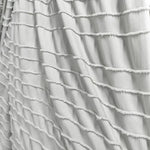 Rideau élégant avec motif plissé blanc, apportant une touche de sophistication et de modernité à votre intérieur. Idéal pour le salon, la chambre ou la salle à manger, ce rideau saura illuminer votre espace avec style. Parfait pour un décor épuré, ce textile se marie facilement avec différents styles d'intérieur, créant une atmosphère accueillante et lumineuse.