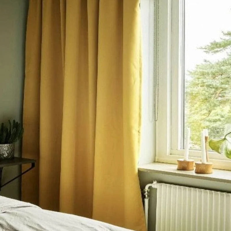 Rideaux occultants jaunes élégants pour chambre, apportant luminosité et style moderne à votre intérieur. Solution pratique pour préserver l'intimité tout en ajoutant une touche de couleur chaleureuse. Parfait pour habiller les fenêtres de votre salon ou chambre à coucher.