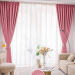 Rideaux élégants de couleur rose installés dans un salon moderne, offrant une ambiance lumineuse et chaleureuse grâce à la combinaison de voilages blancs. Complétant le décor, un canapé confortable et une table basse ornée de fleurs jaunes ajoutent une touche de sophistication et de confort à l'intérieur. Parfait pour créer un espace accueillant et stylé.