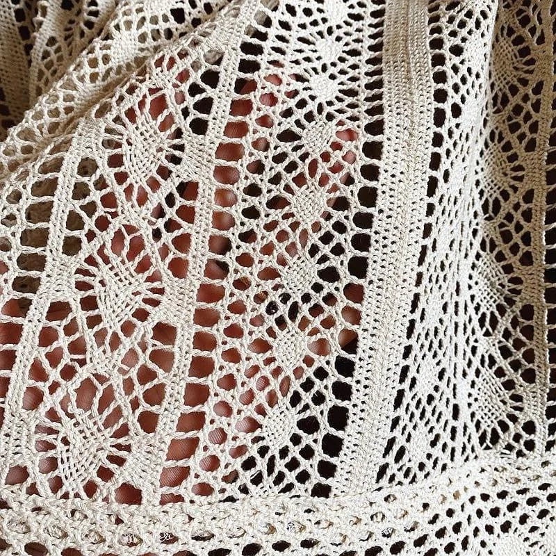 Dentelle élégante avec motifs complexes, idéal pour une déco intérieure raffinée ou des créations vestimentaires uniques. Ce design subtil et intemporel rehausse l'esthétique de toute réalisation artisanale ou ameublement. Parfait pour ajouter une touche vintage et sophistiquée à votre style personnel.