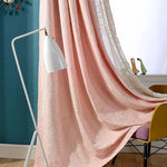 Rideaux élégants rose à motifs floraux, parfaits pour une décoration intérieure moderne. Idéal pour ajouter une touche de sophistication à votre salon ou chambre. Associés à une lampe blanche et des accessoires décoratifs, ces rideaux créent une ambiance chaleureuse et accueillante. Parfait pour optimiser la luminosité tout en conservant l'intimité.