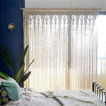 Rideau décoratif pour chambre avec motifs ajourés, idéal pour filtrer la lumière tout en ajoutant une touche élégante à votre intérieur. Design bohème chic pour une ambiance cosy et lumineuse, parfait pour habiller vos fenêtres.