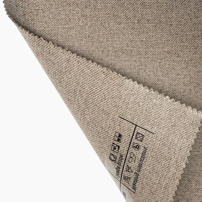 Échantillon de tissu beige avec icônes d'instructions de lavage sur le revers, idéal pour la confection de vêtements ou d'articles de décoration intérieure.質
