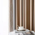 Rideaux élégants beige clair dans un salon moderne, offrant une ambiance chaleureuse et accueillante. Idéal pour ajouter une touche de sophistication à votre espace intérieur. Le design élégant se marie parfaitement avec divers styles de décoration. Parfait pour filtrer la lumière tout en préservant l’intimité de votre maison.