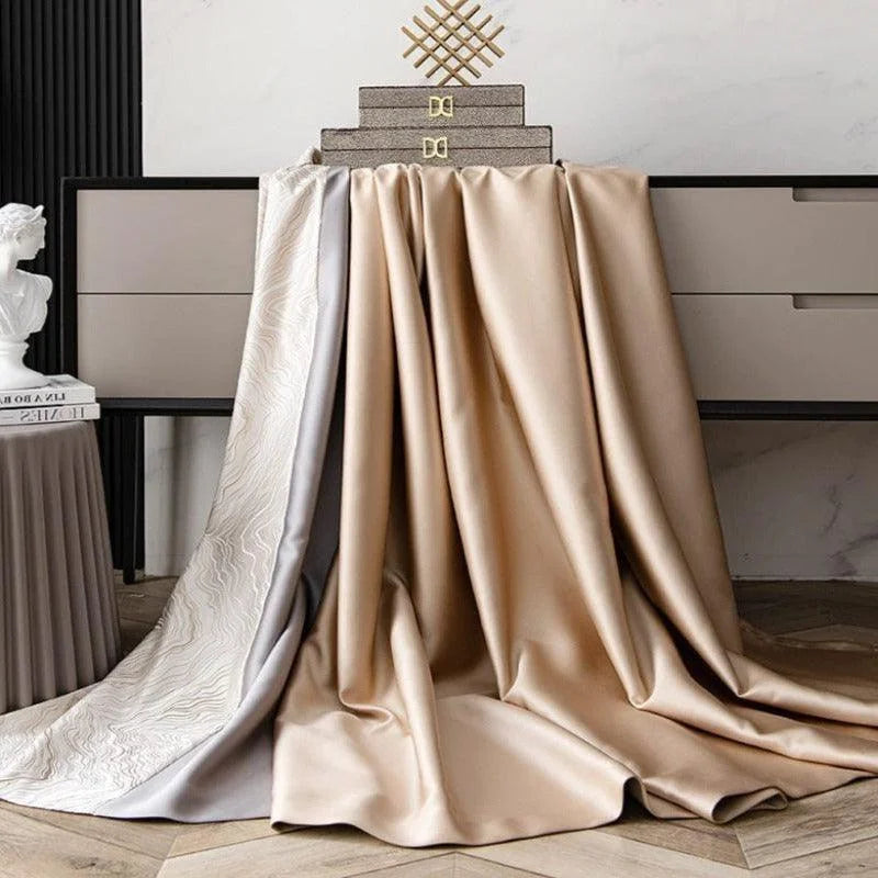 Rideaux élégants dans des tons beiges et neutres, disposés artistiquement dans un intérieur moderne, mettant en valeur un design raffiné et une décoration luxueuse. Idéal pour sublimer votre décoration d'intérieur avec sophistication et style intemporel.