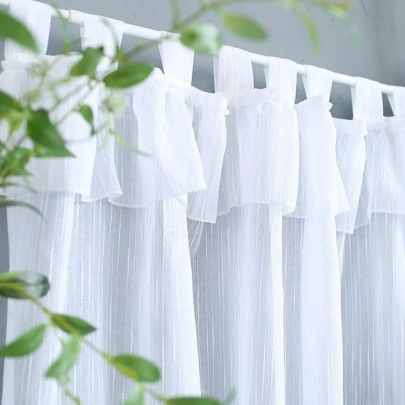 Rideaux blancs élégants pour une décoration intérieure lumineuse, offrant une ambiance douce et raffinée. Parfaits pour filtrer subtilement la lumière et apporter une touche de fraîcheur à votre espace de vie. Accessoire de maison idéal pour une chambre, un salon ou une salle à manger.