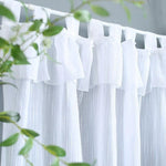 Rideaux blancs élégants pour une décoration intérieure lumineuse, offrant une ambiance douce et raffinée. Parfaits pour filtrer subtilement la lumière et apporter une touche de fraîcheur à votre espace de vie. Accessoire de maison idéal pour une chambre, un salon ou une salle à manger.