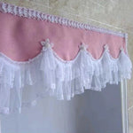 Cantonnière rose décorative avec volants blancs et ornements floraux, idéale pour embellir les fenêtres intérieures et apporter une touche élégante à votre décoration d'intérieur.