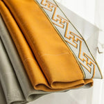 Rideau moderne avec motif géométrique orange et bordure contrastante, idéal pour ajouter une touche contemporaine à votre décoration intérieure, parfait pour le salon ou la chambre.