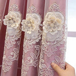 Rideau élégant rose avec broderie florale et détails décoratifs, idéal pour embellir un salon ou une chambre tout en ajoutant une touche raffinée à votre décor intérieur. Motifs floraux délicats et décoratifs, parfaits pour une ambiance chic et sophistiquée.