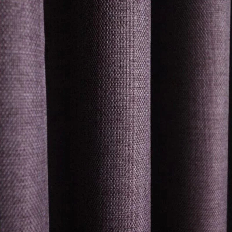 Rideau occultant violet foncé élégant, idéal pour ajouter une touche moderne et chic à votre intérieur. Parfait pour le salon ou la chambre, il contribue à créer une ambiance chaleureuse et intime.