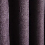 Rideau occultant violet foncé élégant, idéal pour ajouter une touche moderne et chic à votre intérieur. Parfait pour le salon ou la chambre, il contribue à créer une ambiance chaleureuse et intime.